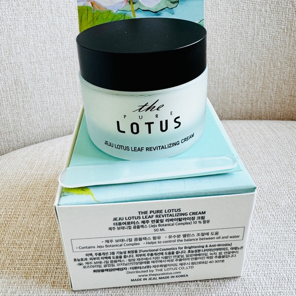 The Pure Lotus Jeju Lotus Leaf Revitalizing Cream. Korean Skincare - Picture 8 of 12